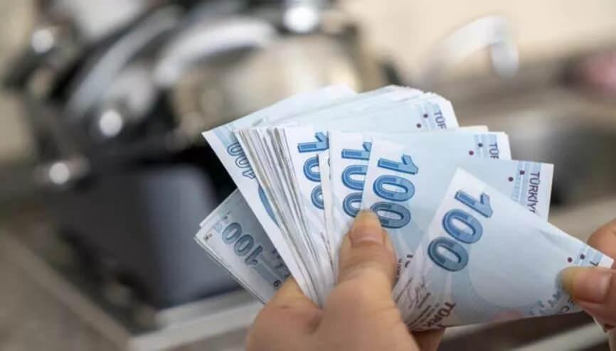 <p><strong>9- Kamuoyuna yansıyan formüller çözüm olur mu?</strong></p>
<p>Ek göstergeleri 2200 ve 3000 olanların ek göstergelerinin 3600 olacağı belirtiliyor. Ancak ek göstergeleri yıllardan beridir 3600 veya daha yüksek olanlara nasıl bir formül üretilecek? Basına yansıdığı kadarıyla bunların ek gösterge rakamlarına 600 gösterge ilave edileceği ifade ediliyor. Ancak bazı unvanlar için 600 ek gösterge ilavesi emekli maaşlarında çok büyük artışlar sağlarken bazıları için fazla bir anlam ifade etmemektedir. Özellikle de 5510 sayılı Kanun’a tabi olanlar için 3600 ek göstergenin emekli maaşları açısından fazla bir anlamı bulunmuyor. İşte en belirgin tıkanma noktalarından birisi 5510 sayılı Kanun’a tabi olanlarla 5434 sayılı Kanun’a tabi olanlar arasında bulunmaktadır.</p>