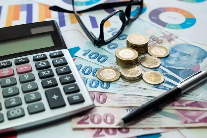 <p><strong>11- Doktorlara yapılan iyileştirme sistemi bozdu mu?</strong></p>
<p>Sosyal Sigorta Sistemi’nin temel mantığı ne kadar prim o kadar emekli maaşına dayanmaktadır. Ancak, zaman içerisinde bu mantıktan uzaklaşılmaya başlanmıştır. Özellikle de doktorlara yönelik yapılan emekli maaşındaki iyileştirme ister istemez sistemi kökten değiştirmiştir. Emekli maaşı hesabındaki ek göstergenin önemi doktorlara yapılan tazminat ödemesi ile ortadan kalkmıştır. Yani doktorlarla aynı ek göstergeye (3600) sahip birçok personelin emekli maaşı arasında uçurum oluşturulmuştur. Daha önceki yazılarımızda bu konuyu detaylarıyla izah etmiştik. Şimdi ise doktorlara daha büyük iyileştirme talep ediliyor. 30 yıllık bir uzman tabip 10.863,97 TL emekli maaşı alırken aynı durumdaki bir veteriner hekim 6.861 TL emekli maaşı alacaktır.</p>