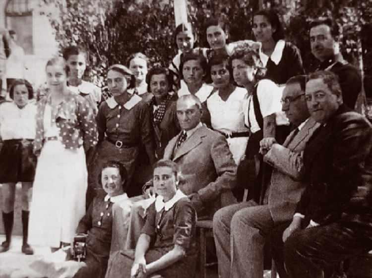 <p>Atatürk, 9 Mayıs 1934'te Ankara Kız Lisesi öğrencileriyle Gazi Orman Çiftliğinde bir araya gelmişti. </p>