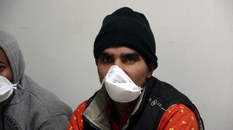 <p>Kaçak göçmenler İlçe Emniyet Müdürlüğüne götürülürken, göçmen kaçakçılığı yaptıkları belirlenen M.G.T., R.T. ve T.C. ise gözaltına alındı. Soruşturma sürdürülüyor. </p>
