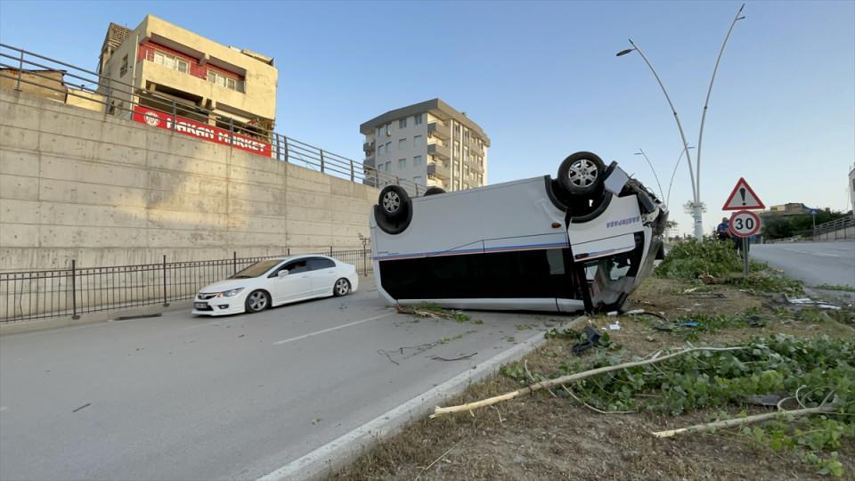 <p>Kazada dolmuş sürücüsü Ş.D. yaralandı, ihbar üzerine kaza yerine polis, itfaiye ve sağlık ekibi sevk edildi.</p>
<p> </p>