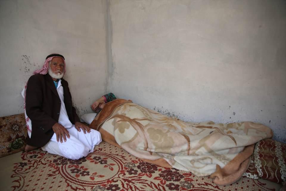 <p>Banyosu, tuvaleti, mutfağı her şeyi var. Çadırda yaşadığımız hayattan yüz kat daha iyi. Burada kendimizi köyümüzde gibi hissediyoruz. Savaşın bitmesini ve köyümüze dönmeyi çok isteriz. </p>
