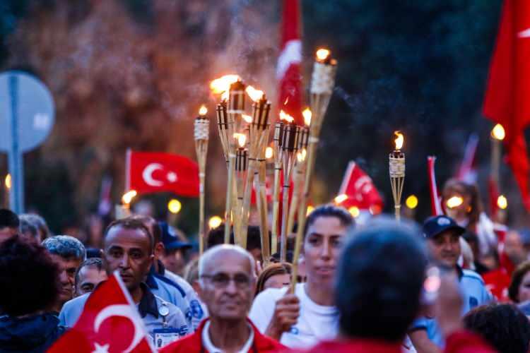 <p>Antalya’da 19 Mayıs Atatürk'ü Anma, Gençlik ve Spor Bayramı kapsamında Konyaaltı Caddesi’nde fener alayı düzenlendi.</p>
