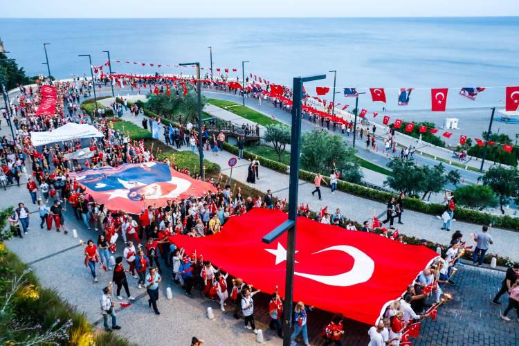 <p>Binlerce Antalyalının meşalelerle katıldığı fener alayı, açılan 400 metre uzunluğundaki dev Türk bayrağıyla görsel şölene döndü.</p>
