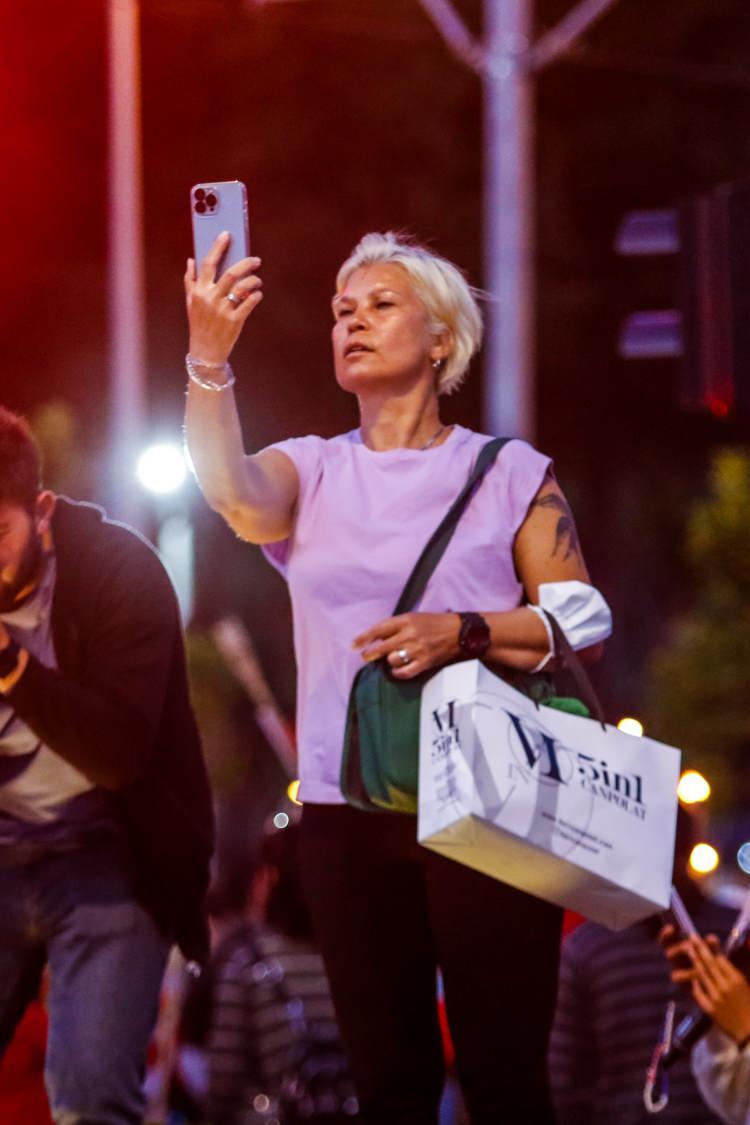 <p>Saatler 20.00’yi gösterdiğinde ise vatandaşlara verilen meşaleler yakıldı, 400 metrelik Türk bayrağı açıldı.</p>

