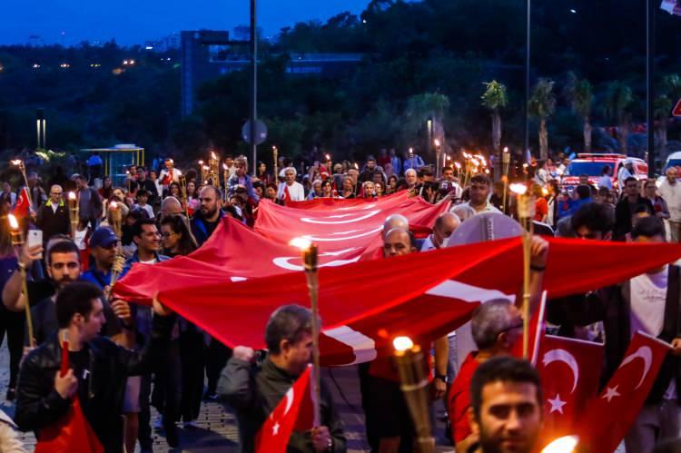 <p>Yol boyunca fener alayına katılan vatandaşlara evlerinde bulunan vatandaşlar da balkonlardan bayraklarla destek verdi. </p>
