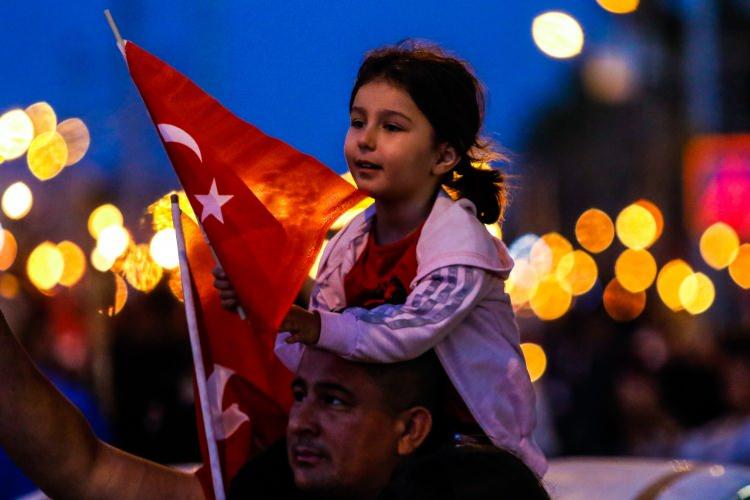<p> Gencinden yaşlısına 7’den 77’ye binlerce kişinin katıldığı yürüyüş Cumhuriyet Meydanı'nda son buldu.</p>

