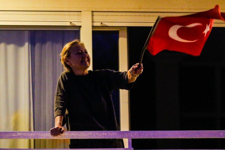 <p>Antalya’da milli mücadelenin başlangıcı 19 Mayıs 1919'un 103'üncü yıldönümü ve Atatürk'ü Anma, Gençlik ve Spor Bayramı, Büyükşehir Belediyesi’nin düzenlendiği fener alayı ile kutlandı. </p>