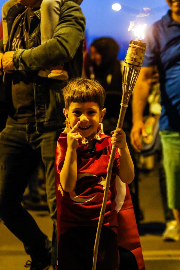<p>Konyaaltı Varyant’tan başlayan fener alayına binlerce vatandaş ve sporcu katıldı. Yoğun güvenlik önleminin alındığı, etrafının tamamen bariyerlerle kapatıldığı alana girmek isteyen vatandaşlar yapılan iki farklı aramanın ardından saat 18.00’den sonra giriş yaptı.</p>