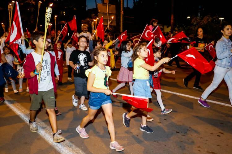 <p>Kortejin önünde ‘Cumhuriyet İçin Antalya El Ele’ yazılı pankart taşınırken, ellerinde bayrak ve meşalelerle yürüyen vatandaşlar sloganlar atıp marşlar söyleyerek yürüdü. </p>