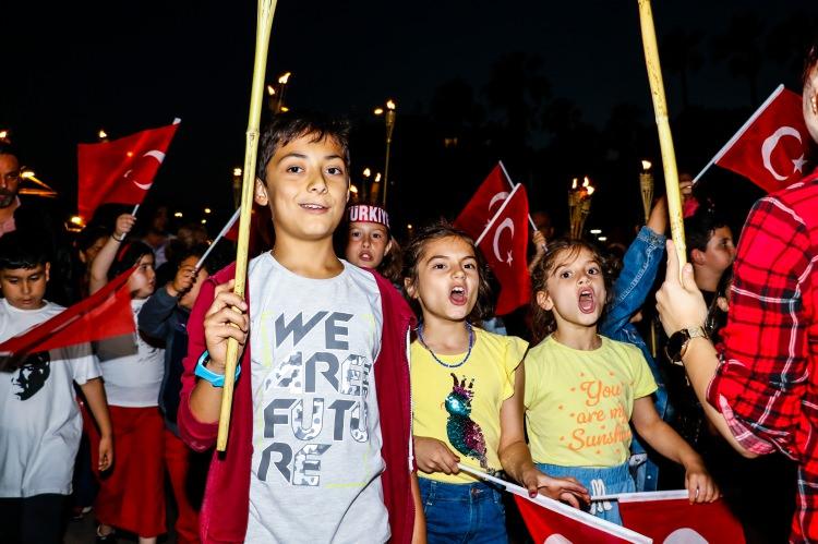 <p>Kortejde yürüyenler arasında kentte yaşayan yerleşik yabancıların olduğu görülürken, bazı çocuklar ise ebeveynlerinin omuzlarında yürüyüşe katıldı.</p>