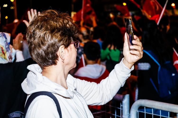 <p>Katılımcılar grubun önünde bulunan Antalya Büyükşehir Belediyesi Bandosu’nun çaldığı marşlara eşlik ederek Konyaaltı Caddesi’ni takiben Cumhuriyet Meydanı’na ulaştı. Fener alayının ardından meydanda Burcu Güneş ve Emircan İğrek konser verdi.</p>