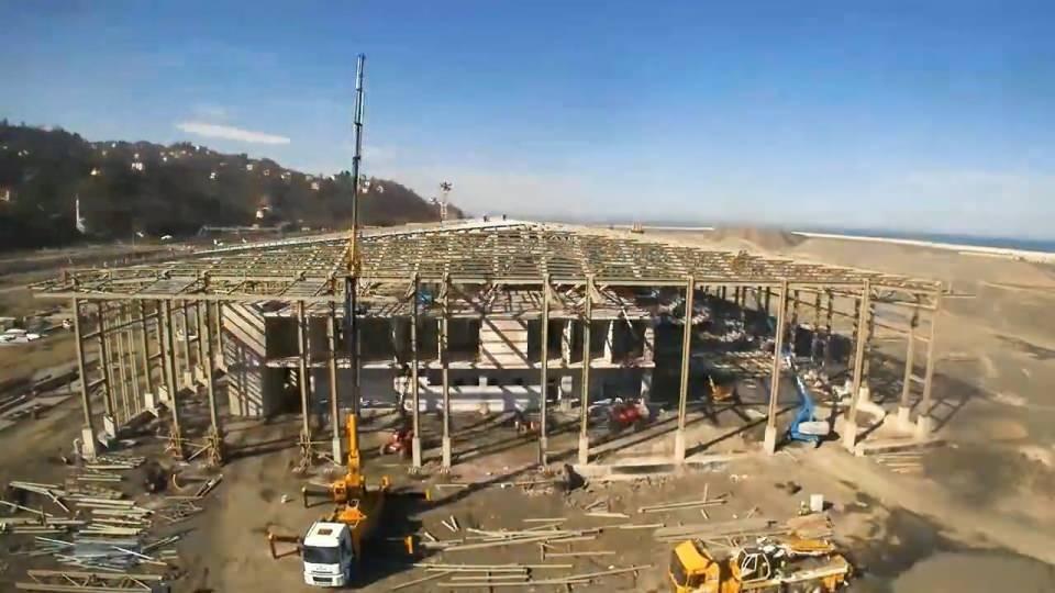 <div>Projede 3 milyon metrekarelik deniz dolgusu, 100 milyon ton taş kullanılarak tamamlandı. </div>