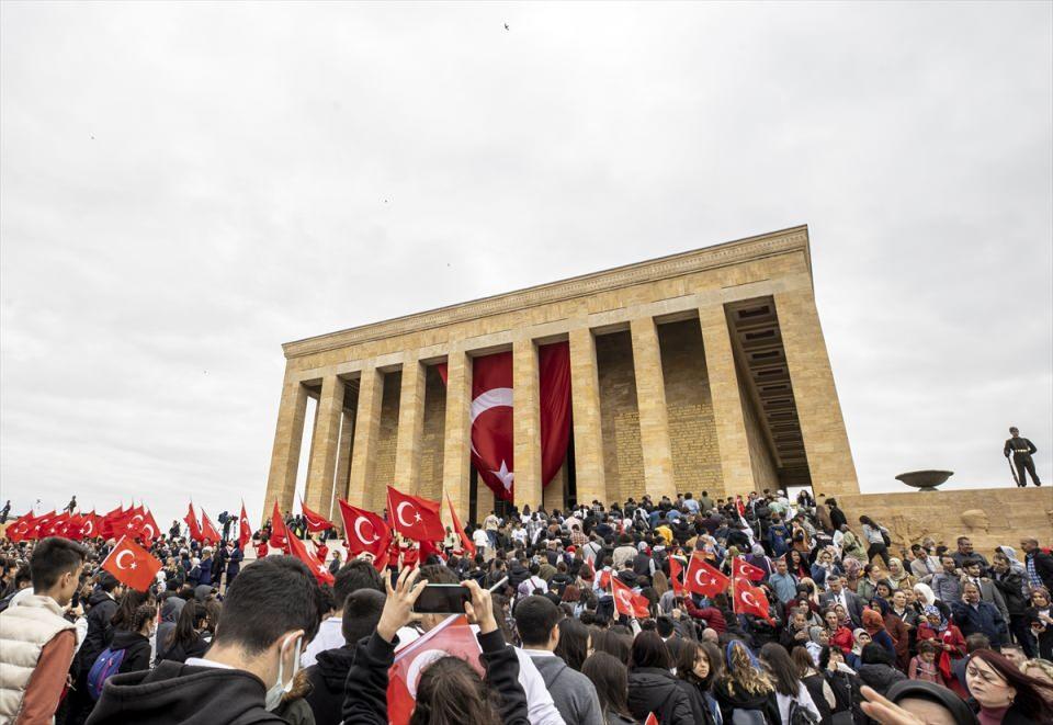 <div>Gençlik ve Spor Bakanı Kasapoğlu, deftere şunları kaydetti:</div>

<div> </div>

<div>"Aziz Atatürk, Türkiye Cumhuriyeti'nin kuruluşuna giden yolda ilk meşaleyi yaktığınız 19 Mayıs tarihini gençlerimizle birlikte yine coşku ve heyecanla kutluyoruz. </div>
