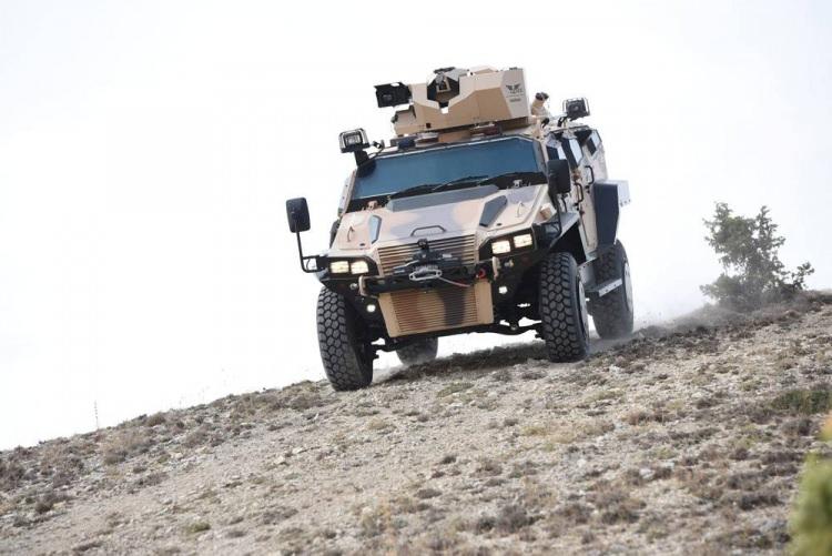 <p>Yörük 4X4, modüler tasarımı sayesinde yüksek yoğunluklu çatışma ortamlarında muharip, personel taşıyıcı, hava savunma ve keşif aracı gibi roller üstlenebiliyor.</p>
<p> </p>