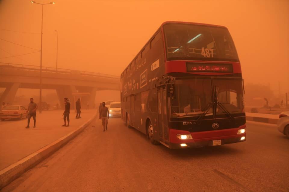 <p>Irak'ın başkenti Bağdat'ta etkili olan kum fırtınası yaşamı olumsuz etkiledi. Kum fırtınası nedeniyle trafikte görüş mesafesi kısaldı.</p>

<p> </p>
