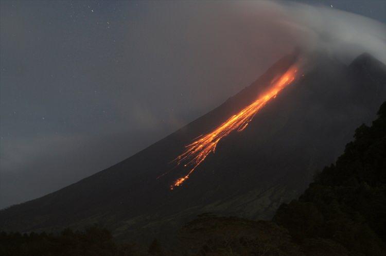 <p>Yogyakarta'daki Jeolojik Afet Teknolojik Araştırma ve Geliştirme Biriminden (BPPTKG) yapılan açıklamada, Merapi Dağı'ndaki hareketliliğin açıkça görülebildiği ve düşük basınç altındaki kraterden çıkan dumanın orta ila kalın yoğunlukta ve krater zirvesinin üzerinde 20-50 m yüksekliğinde beyaz olduğu belirtildi. </p>
