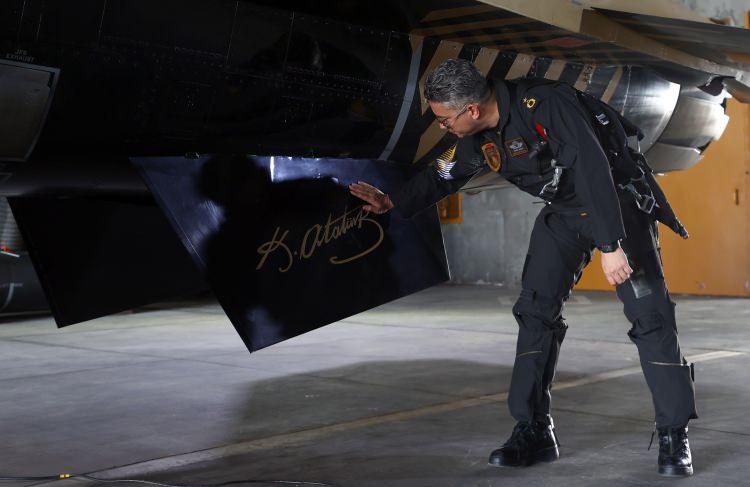 <p>Uçakların arka kısmındaki "nozzle" sisteminin diğer uçaklarda hareketli, F-16'da ise sabit olduğunu belirten Mert, bu sisteme sahip uçakların "Kobra Hareketi" olarak bilinen manevrayı yapabildiğini anlattı.</p>