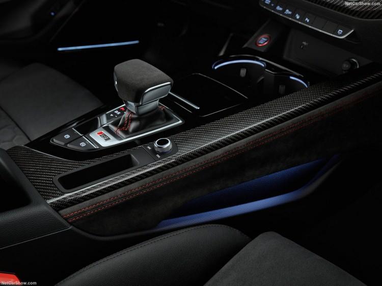 <p>Audi RS5 Coupe ve Sportback performans ve dinamikleriyle ciddi bir değişimi beraberinde getirmeyecek.</p>
