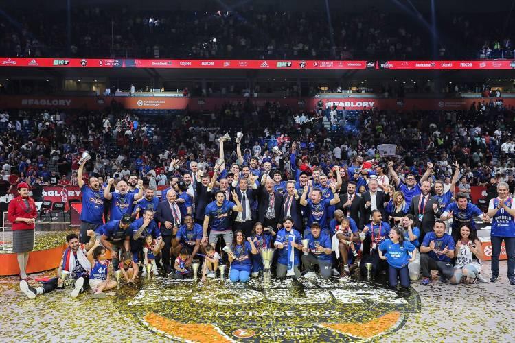 <p>Basketbol THY Avrupa Ligi Dörtlü Finali'nde İspanya temsilcisi Real Madrid'i 58-57 mağlup ederek şampiyon olan Anadolu Efes, kupasını aldı.</p>

