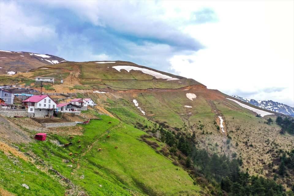 <p>Lavabosundan mescidine kadar günübirlik kullanım tesisleri daha güncellenerek geliştirildi. Alanımızda şu an güzel bir restoranımız, konaklamak isteyenlere uygun bungalov evlerimizle hizmet veriyoruz." dedi.</p>

<p> </p>

