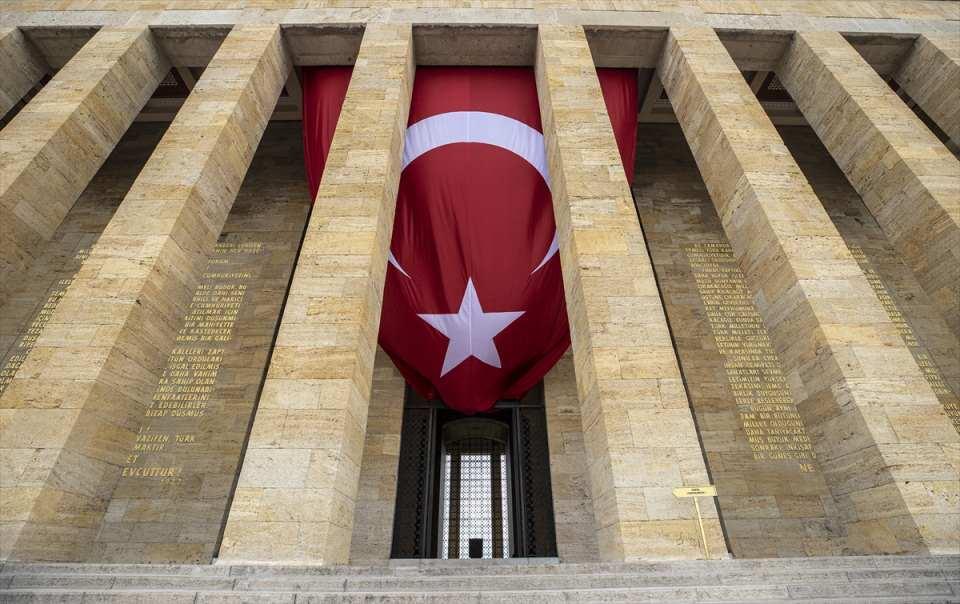 <div>Gururla ifade etmek isterim ki, 'bütün ümidim gençliktedir' diyerek işaret ettiğiniz Türkiye Cumhuriyeti'nin evlatları, bugün yalnız ülkemizin değil, sahip oldukları adalet, vicdan ve merhamet gibi erdemlerle bütün insanlığın ümididir. </div>