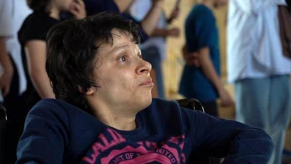 <p>Başkan Çiçek, "Dünya Engelliler Günü programı kapsamında, evinde ziyaret ettiğimiz Yasemin kardeşimizin gezmeyi çok sevdiğini öğrendim. Nereye gitmek istersin diye sorduğumda, en büyük hayalinin Ankara'yı, Anıtkabir'i, Cumhurbaşkanımızı görmek olduğunu söyledi. Ardından da 'Beni Ankara'ya, Anıtkabir'e, cumhurbaşkanımıza götürür müsün' dedi. Bu duygu yüklü isteği karşısında, istediği zaman onu götüreceğime söz vermiştim. Yasemin kardeşimin de 19 Mayıs'ta gitmek istediğini belirtmesi üzerine, bu anlamlı günde kendisiyle Ankara'ya gidip, Anıtkabir'i ve Cumhurbaşkanımız Recep Tayyip Erdoğan'ı ziyaret ettik. Bizi kabul ettikleri için Cumhurbaşkanımıza minnettarız" dedi.</p>
