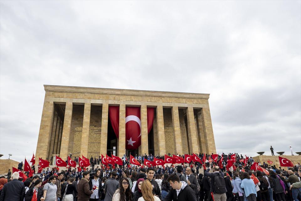 <div>Bir asır önce, hürriyetimiz uğruna mücadele verdiğiniz bu topraklarda, biz de bugün aynı ruhla Cumhuriyetimiz ve istikbalimiz için çalışıyoruz. </div>
