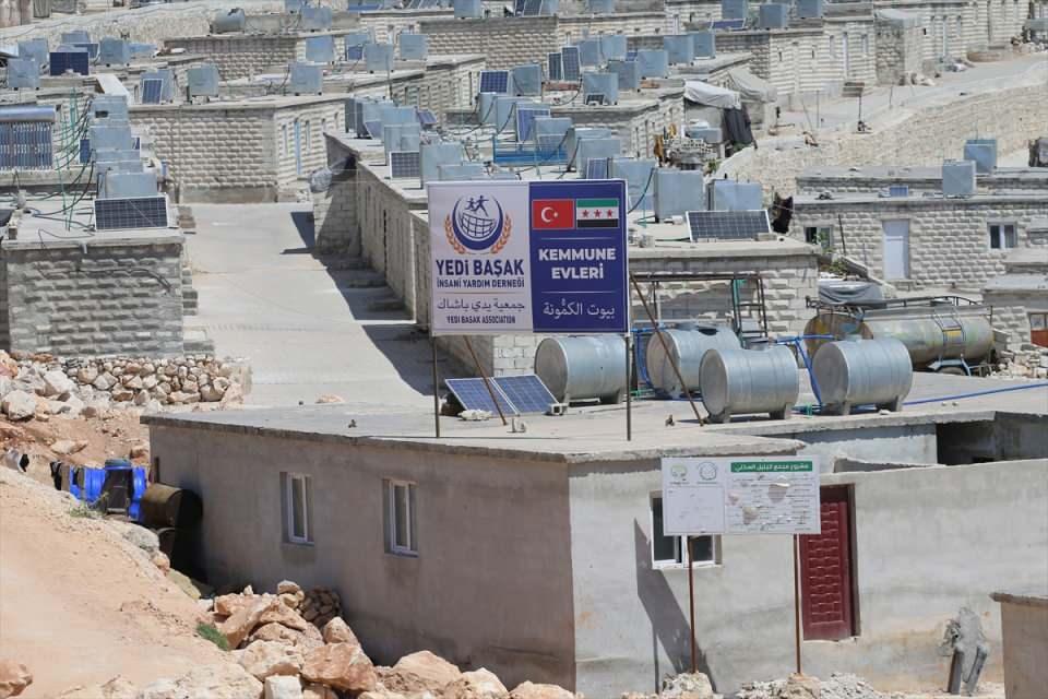 <p>Çadırlarda yılan, akrep gibi yabani hayvanlardan korunamıyorduk. Bir nevi haşerelerin içinden çıkıp bu beton evlere yerleştik. </p>