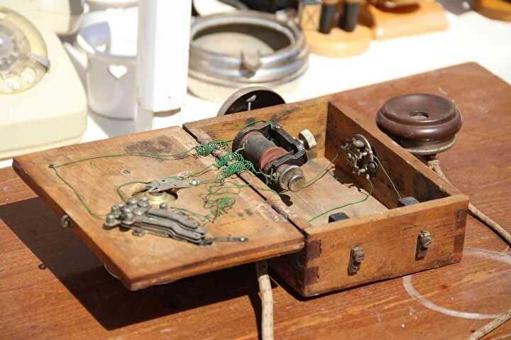 <p><strong>"1900 yılına ait bir telefon"</strong></p>

<p>Telefonun çok nadir bulunan bir ürün olduğunu dile getiren Akın, konuyla ilgili olarak şunları söyledi:</p>
