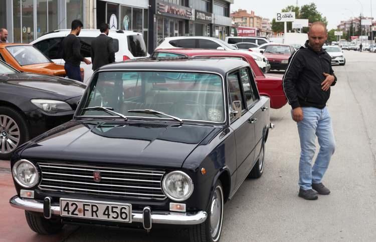 <p>1975 model aracını severek kullandığını aktaran <strong>Uzun</strong>, “Aracıma bir şey olacak diye çok korkuyorum. Bir yere park ederken oraya yanaşamıyorum, yanımdan biri hızlı geçse aracıma çarpacaklar diye çok korkuyorum. Artık bu araba bizim aileden birisi gibi oldu ve çocuğumuz gibi saklıyor bakıyoruz. Korktuğum için bunu koruyamayacağım korkusundan aracımı satmaya karar verdim. Ben de farklı bir klasik araba sevgisi var. Ben modelli araçlardan daha çok seviyorum. Aracın modeline takılmayalım. Güncel sıfır bir araba almaya kalksan bu paralara imkansız alamazsın. Benim için ise bu araba sıfır arabadan daha değerli. Bu arabaya verdiğimiz emekleri de düşünecek olursak 280 bin lira az bile geliyor” diye konuştu.</p>
