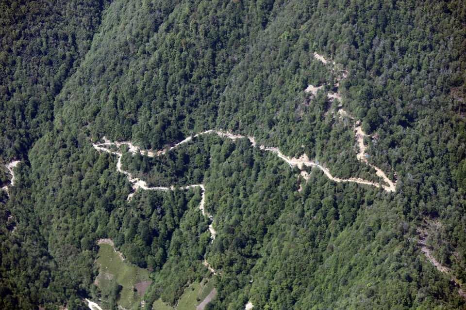 <p>AA ekibince helikopterden görüntülenen yollar, bölgedeki dağlık arazilerde ulaşımın zorluğunu gözler önüne seriyor.</p>
