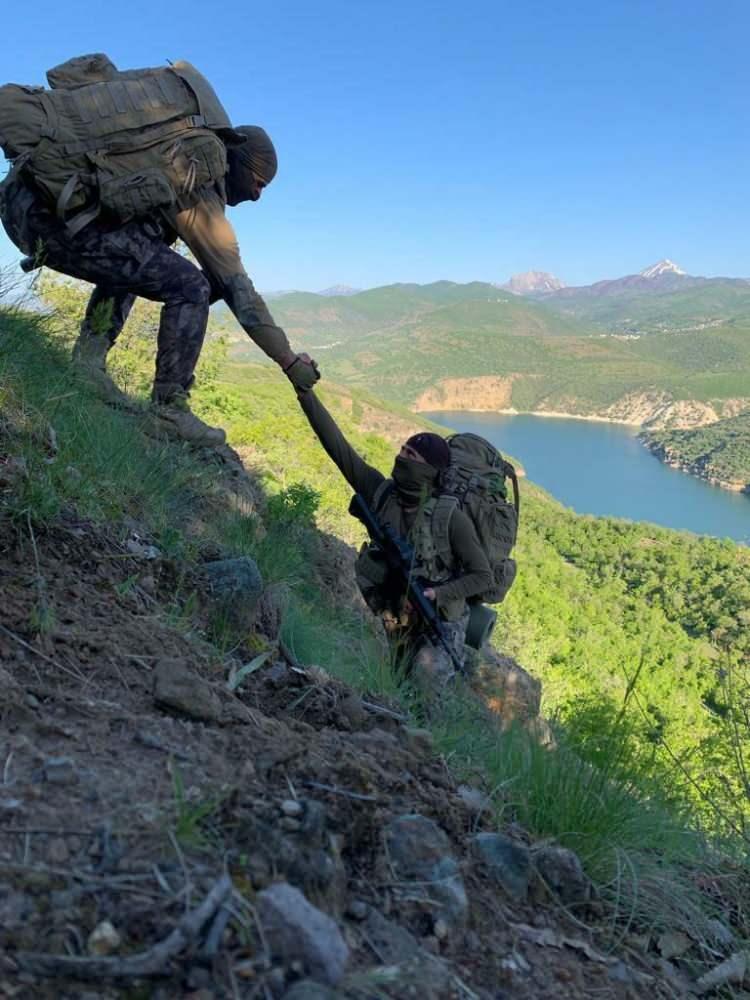 <p>Bakanlıktan yapılan açıklamaya göre, PKK terör örgütünü ülke gündeminden çıkarmak ve bölgede barındığı değerlendirilen teröristleri etkisiz hale getirmek maksadıyla, Elazığ'da Eren Abluka-11(Elazığ-Başak) Şehit Jandarma Uzman Çavuş Rıstam Çetin Operasyonu başlatıldı.</p>

<p> </p>
