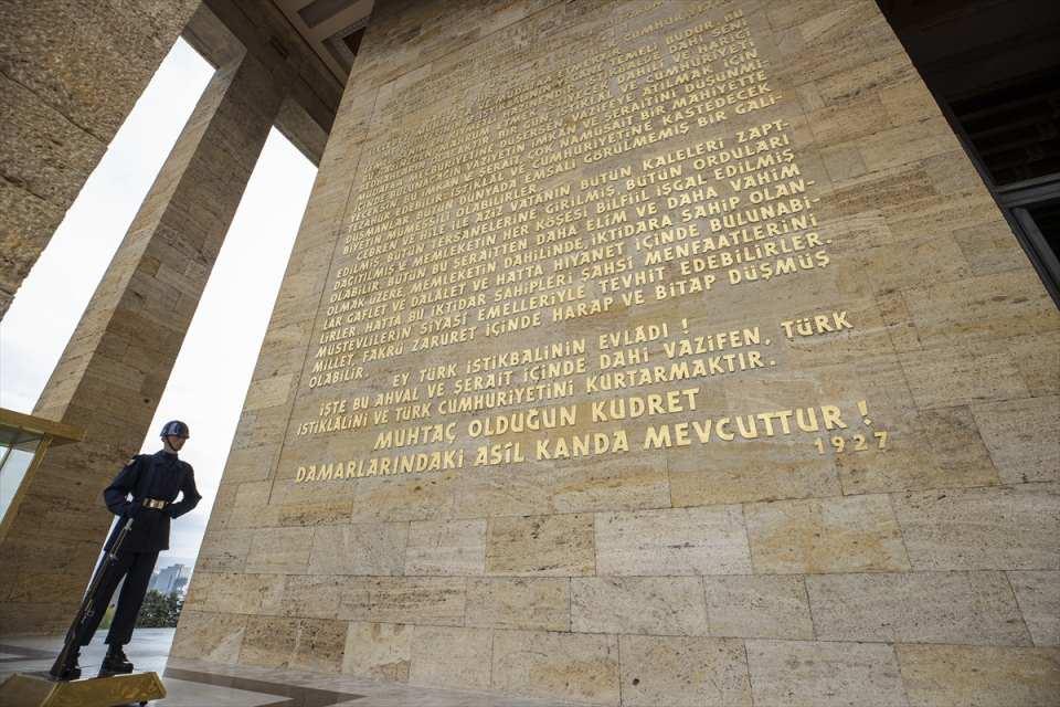<div> </div>

<div>Daha sonra Kasapoğlu, Anıtkabir avlusunda ziyarete gelen vatandaşlarla da bayramlaşarak özçekim yaptı.</div>
