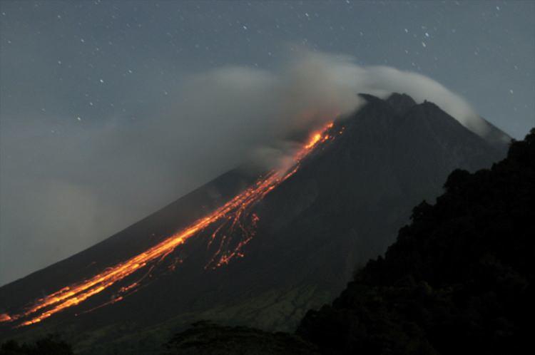 <p>Endonezya'nın Cava Adası'ndaki Merapi Yanardağı'nda, volkanik hareketlilik yaşandığı bildirildi. </p>

<p> </p>
