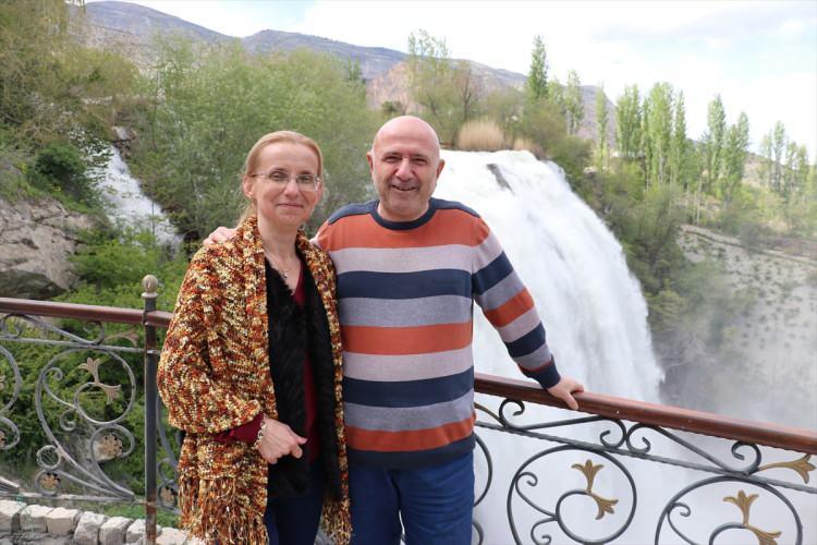 <p>Önal, şelale çevresinin çok güzel şekilde düzenlendiğini belirterek, "Şu an ayrı bir güzel ve bu sene hava bayağı yağmurlu geçiyor, bu yüzden şelalenin çok güzel görüntüsü var. </p>

