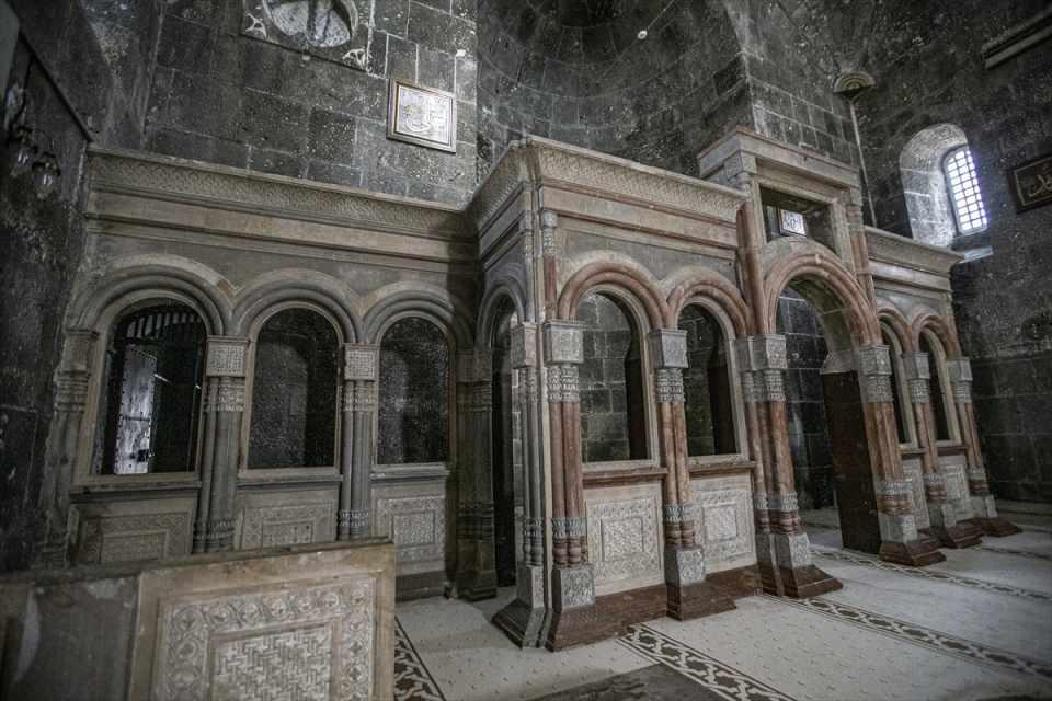 <p>Tarihte "12 Havariler Kilisesi" olarak da bilinen Bagratlı Krallığı döneminde Kral Abbas tarafından M.S 932-937 yılları arasında yaptırılan ve 1064 yılında camiye çevrilen Kümbet Camisi, ihtişamıyla görenleri kendine hayran bırakıyor.</p>