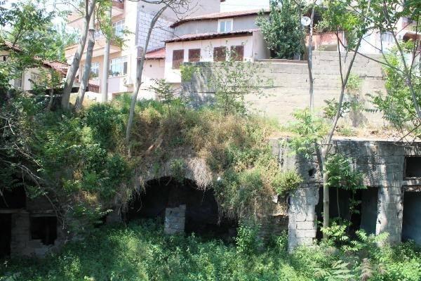 <p>İzmit'in Cedit Mahallesi'ndeki, şehrin su ihtiyacını karşıladığı bilinen ve Kocaeli Anıtlar Kurulu tarafından 1987 yılında tarihi yapı olarak tescillenen İn Bayırı Sarnıcı, bakımsızlık ve mevsimsel şartlar nedeniyle yok olma tehlikesiyle karşı karşıya kaldı.</p>
