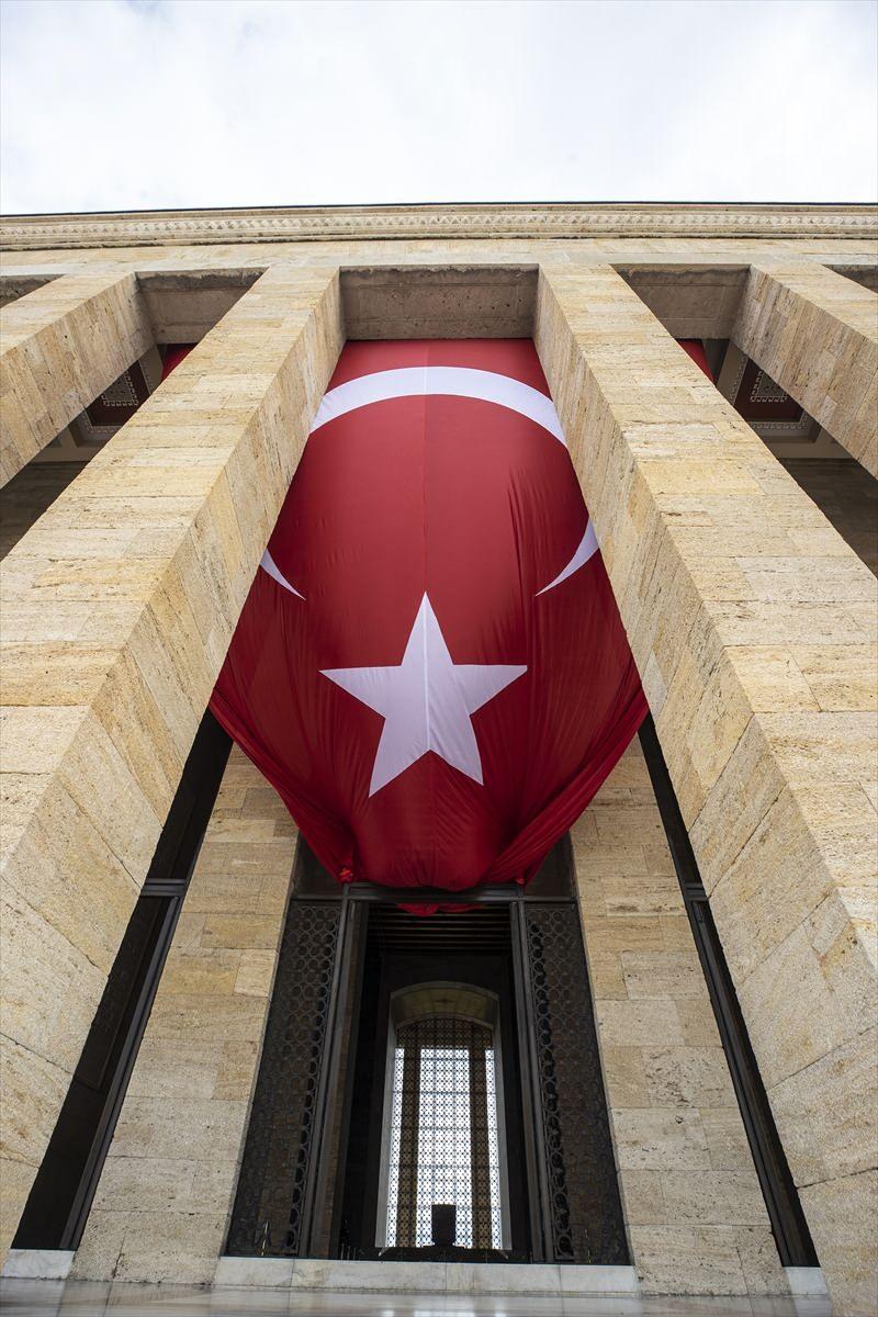 <div>'En büyük eserim' dediğiniz Türkiye Cumhuriyeti'nin bir ferdi olmanın onuru ve minnettarlığıyla sizi ve kahraman silah arkadaşlarınızı rahmetle, hürmetle anıyorum. Aziz emanetiniz emin ellerde. Ruhunuz şad olsun."</div>

<div> </div>

<div> </div>
