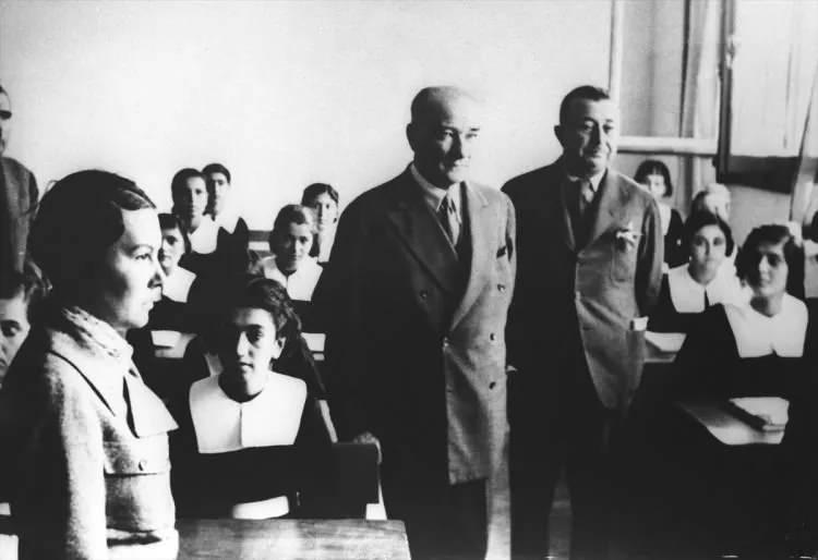 <p>Atatürk, 19 Kasım 1937'de Adana Kız Enstitüsü'nde tarih dersinde görülüyor. Atatürk'e İçişleri Bakanı Şükrü Kaya ve pilot Sabiha Gökçen eşlik etti. </p>
