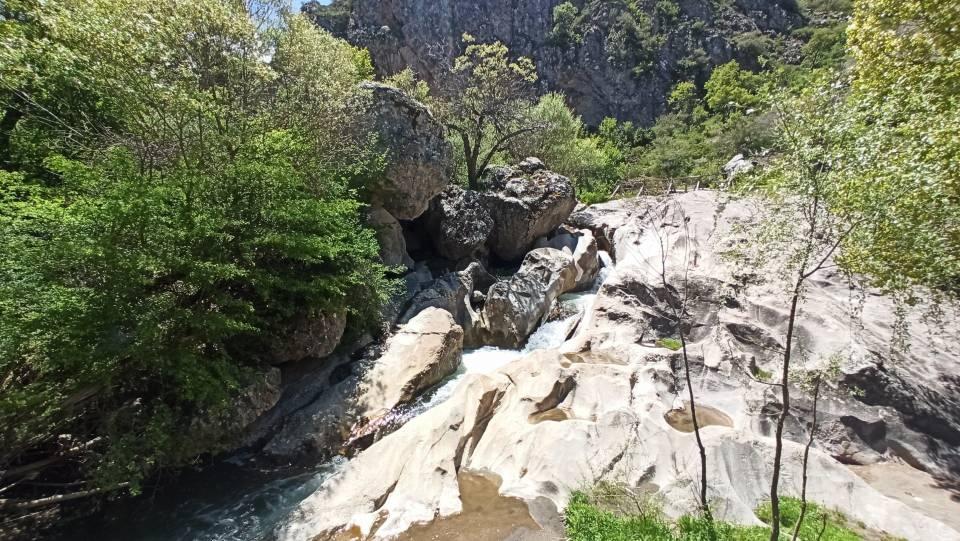 <p>Hattuşa Milli Parkı’nın 3 bin 500 yıl boyunca Hititlere ev sahiplipi başkentlik yapan Hattuşa başta olmak üzere içerisinde bir çok önemli unsuru bulundurduğunu belirten Gözler, Budaközü vadisi gerek yaban hayatı, gerek sahip olduğu flora açısından ve gerekse su ekosistemi açısından önemli bir alan olduğunu vurguladı.</p>

<p> </p>
