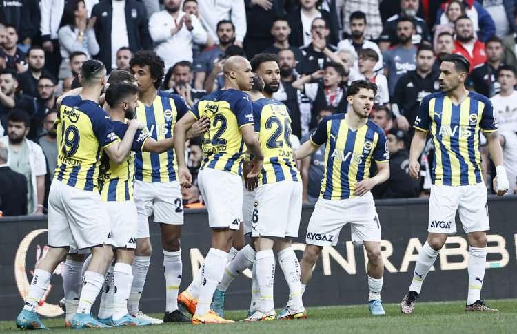 <p>Yeni sezon öncesi transfer çalışmalarını sürdüren Fenerbahçe yönetimi son dönemde hiç yaşanmamış bir trafik içinde. Bunun nedeni, Sarı-Lacivertli takımın yıldızlarına Avrupa ve kıta dışından çok sayıda teklif olması.</p>
