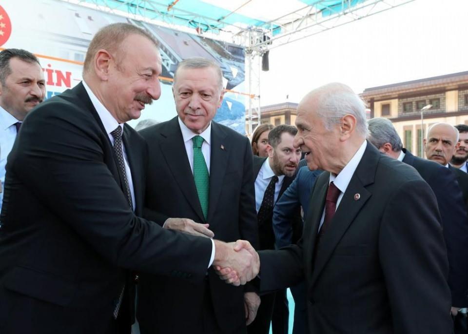 <p>MHP Genel Başkanı Devlet Bahçeli, Rize-Artvin Havalimanı’nın açılışı için Türkiye’ye gelen Azerbaycan Cumhurbaşkanı İlham Aliyev’e Karabağ Zaferi’nden dolayı hediye verdi.</p>

<p> </p>
