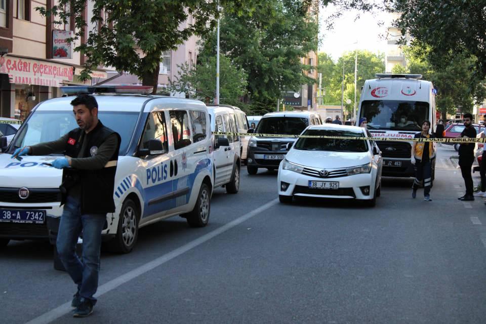 <p>Olayın ardından Cinayet Büro Amirliği ekipleri, kaçan şüpheli E.T.'yi saklandığı evde suç aleti ile birlikte yakalayarak gözaltına aldı. Olayla ilgili soruşturma başlatıldı.</p>

<p> </p>
