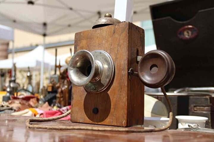 <p>"Bu telefonu görenler şaşırıyor. Mesela biri gelir, 'bu benim babamda da vardı' der ama buna diyemez. Çünkü 1900 yılına ait bir telefon. </p>

<p> </p>
