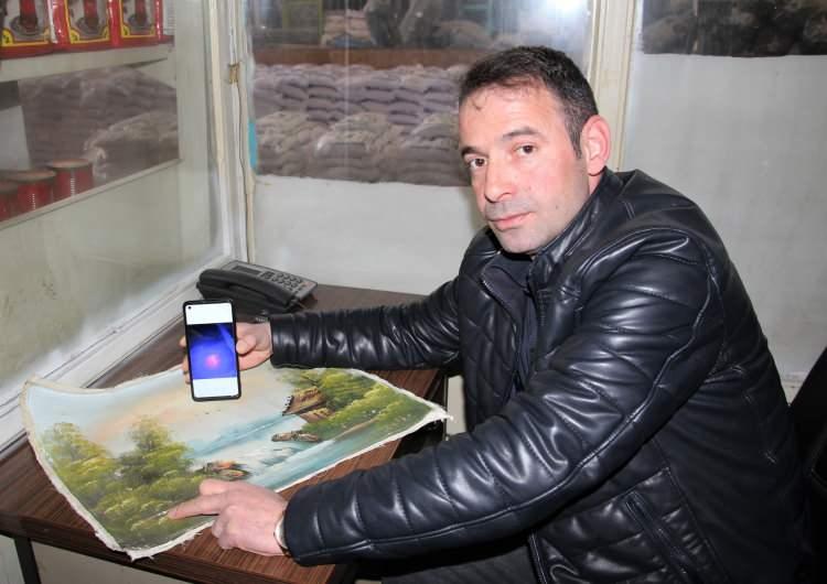 <p>Tam emin olmak için uzun bir süre araştırma yapan Solmaz, Dali'nin gerçek tabloları ile kendi tablosunu kıyaslamaya başladı. Solmaz, tablonun alt kısmında bulunan Dali’nin imzasına ultraviyole ışık tutuğu zaman Dali’nin imzanın içinde kendi portresinin belirdiğini fark etti. </p>