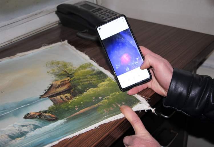 <p> Solmaz, yaptığı kıyaslamalarda gerçek tablolarda da aynı figür ve desenlerin olduğunu gördü. Antikacılarında fikirlerini alarak tablonun Salvador Dali’nin gizemli eserlerinden bir tanesi olduğunu belirten Solmaz, tabloyu 5 milyon Euro’dan satışa çıkardığını kaydetti.</p>