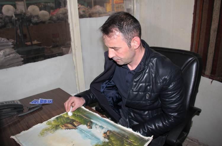 <p> İnternete uzun araştırmalar yaptıktan sonra Salvador Dali’nin yaptığı resimleri ve tabloları inceledim. Benim elimdeki tabloyla çoğu fırça darbesi ve kafa yapıları uyuşuyor. Bir arkadaşım var. Kendilerinin de eskiden İstanbul’da Sanat Galerileri vardı. Kendisiyle görüşüp durumu anlattım.</p>
