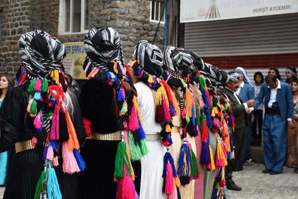 <p>İLK KEZ UYGULANDI<br />
<br />
Cemil Yıldız, ilk kez bu kararları da d&uuml;nyaevine giren kızında uyguladı. Yıldız, kızı Halime'yi (20) oğulları Erkan Aydemir (24) i&ccedil;in isteyen ailenin 1 kiloya varan altın teklifini reddetti. Yıldız, damadı bor&ccedil; y&uuml;k&uuml; altında bırakmamak i&ccedil;in 70 gram altında karar kıldı.</p>
