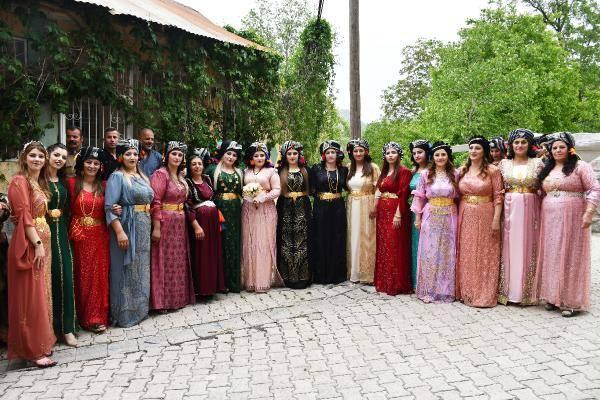 <p>Damat tarafının geline aldığı altın miktarı 60 bin TL'yi bulurken, 30 bin TL'ye mal olan d&uuml;ğ&uuml;nde gelin ve damada toplamda yaklaşık 204 bin TL takıldı.&nbsp;</p>
